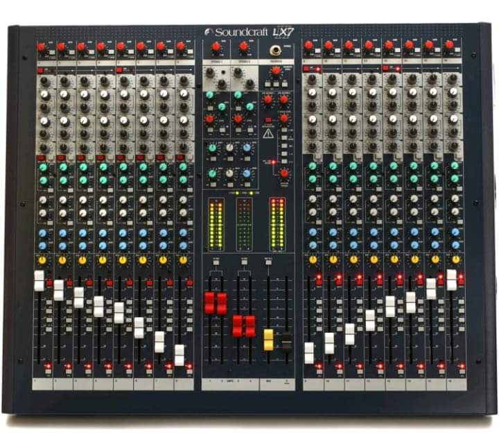 Powered Mixer Soundcraft LX7ii 16-channel Analog Mixer
